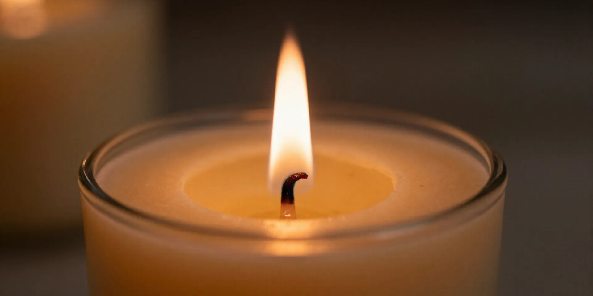 Cotton vs Wood Wicks for Soy Candles: Which Is Easier for Beginners?